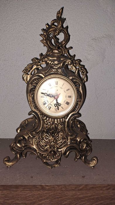 Relógio em metal decorativo