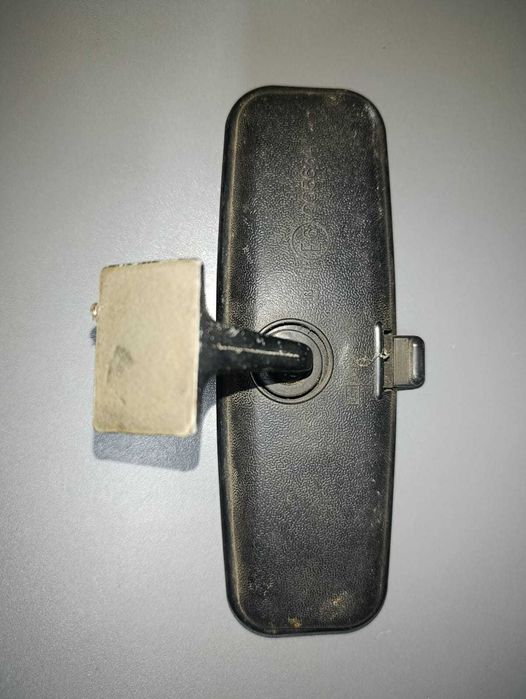 Lusterko wsteczne samochodowe – uniwersalne, montowane na szybę