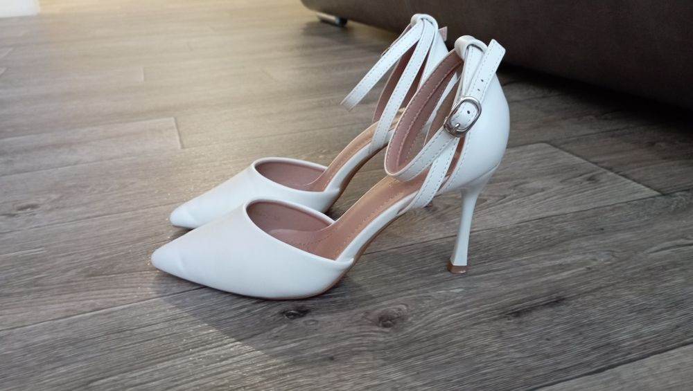 Туфлі лодочки з ремінцем