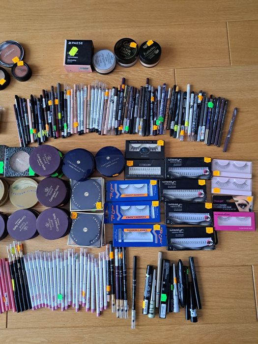 Zestaw kosmetyków do makijażu, cienie, róże, kredki, pudry