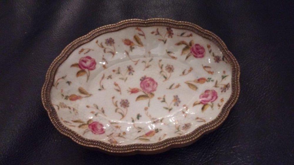 Saboneteira em porcelana e metal