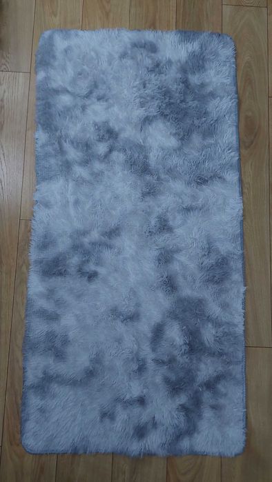 Jasnoszary stylowy dywan typu Shaggy o wymiarach 160cm x 80cm
