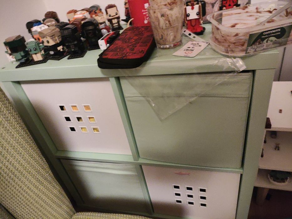 Móvel estante ikea kallax verde Lima com 2 caixas e 2 cestos tecido