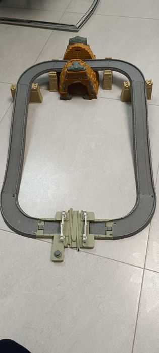 Zestaw Tomek i Przyjaciele Trackmaster z tunelem, drogą i przejazdem