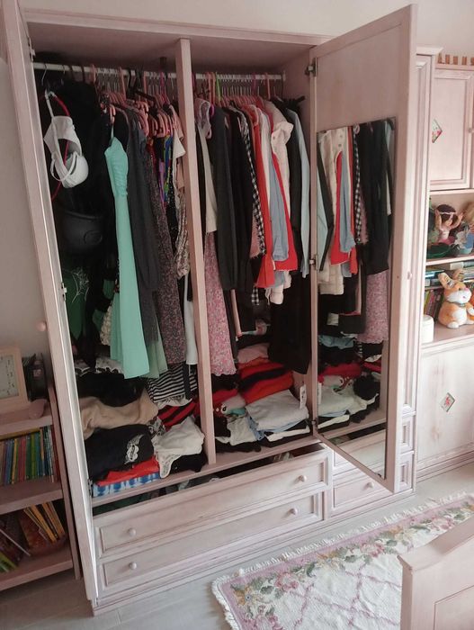 Cama de solteiro, roupeiro, estantes/ Quarto completo para uma menina(madeira)