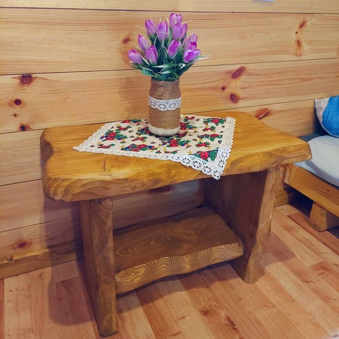 Domek  w górach koło lasu