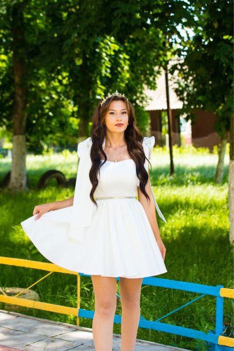 Біла сукня з бантиками