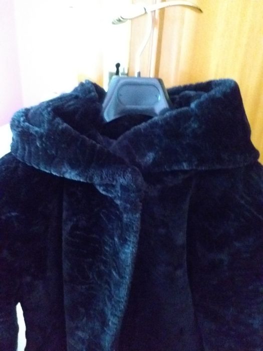 Casaco em pelo preto Zara