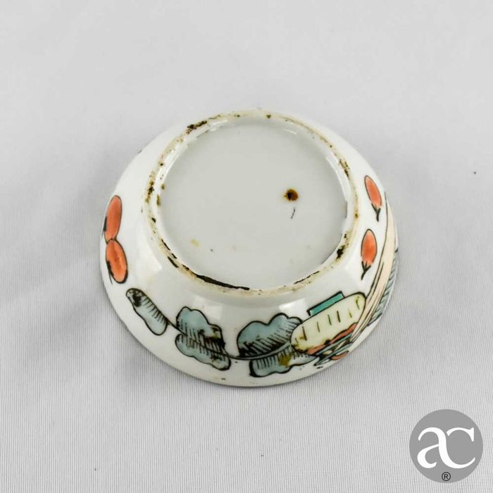 Caixa redonda em porcelana da China, com caracteres chineses, séc. XIX