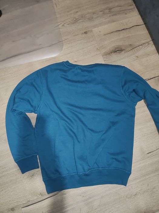 Niebieska bluza bez kaptura