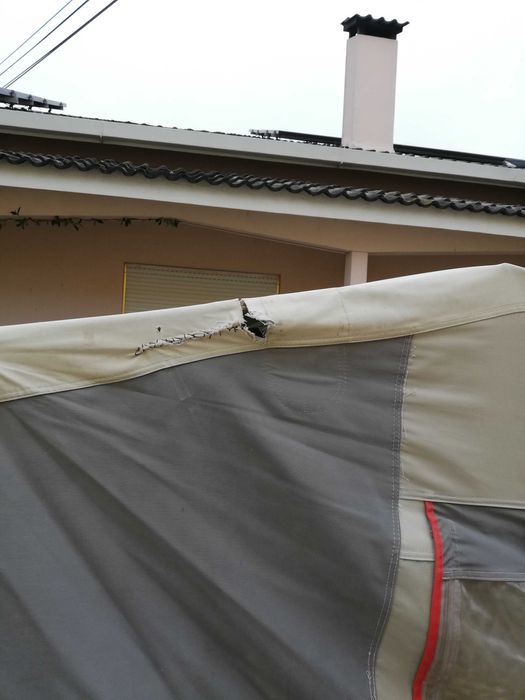 Auto tenda com cozinha há parte