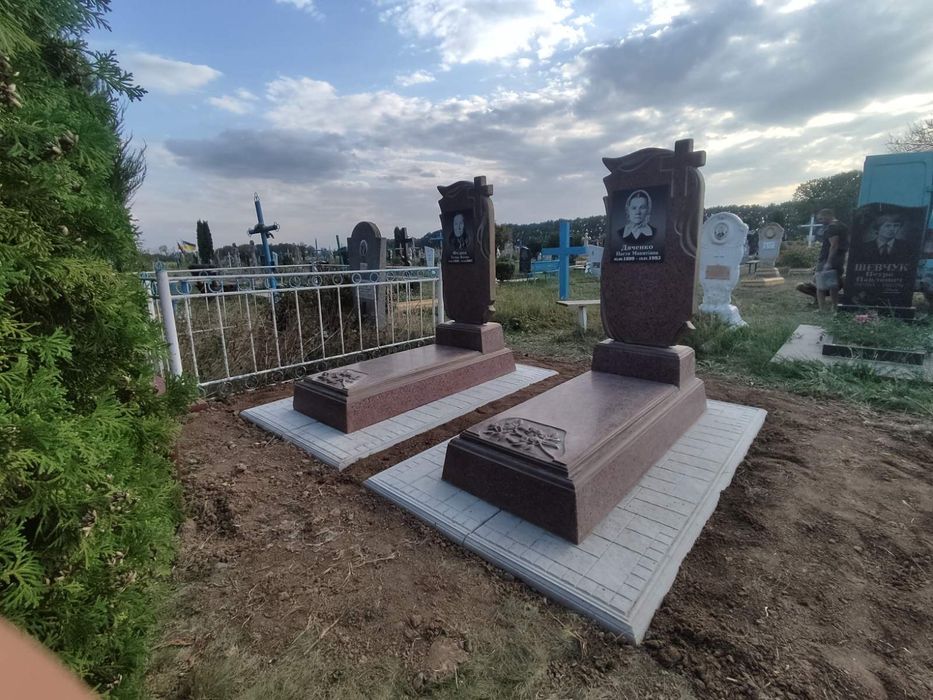 ПАМ'ЯТНИКИ з граніту, бетону, мармурової крихти