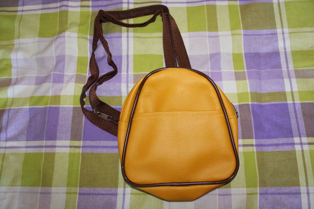 Mochila amarela pequena64586490732675120