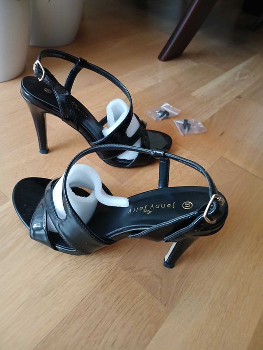 Buty na paseczkach czarne lakierowane,szpilki