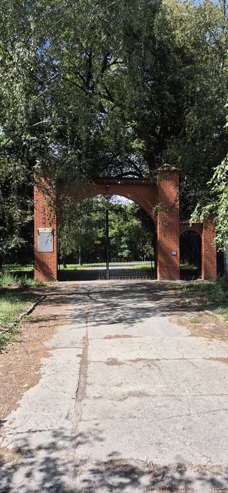 Usługa. Miejsce postojowe  całoroczne dla  przyczep kampingowych , kamperow innych pojazdów.