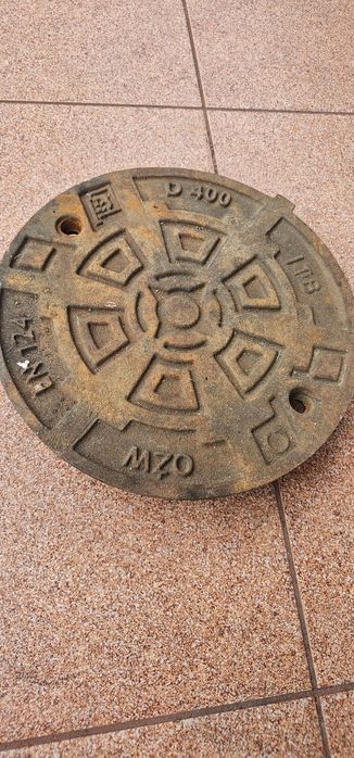 Właz żeliwny pokrywa studzienki d400 320 mm