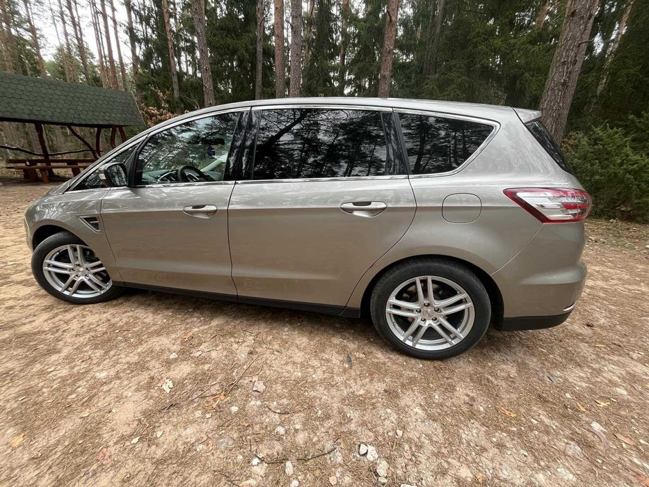 Samochód Ford S-MAX