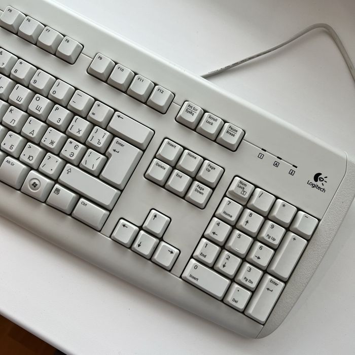 Рабочая белая клавиатура Logitech в отличном состоянии