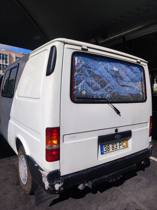 Vendo Carrinha Ford Transit, ano 2000.Adaptada  a campervan/7 lugares