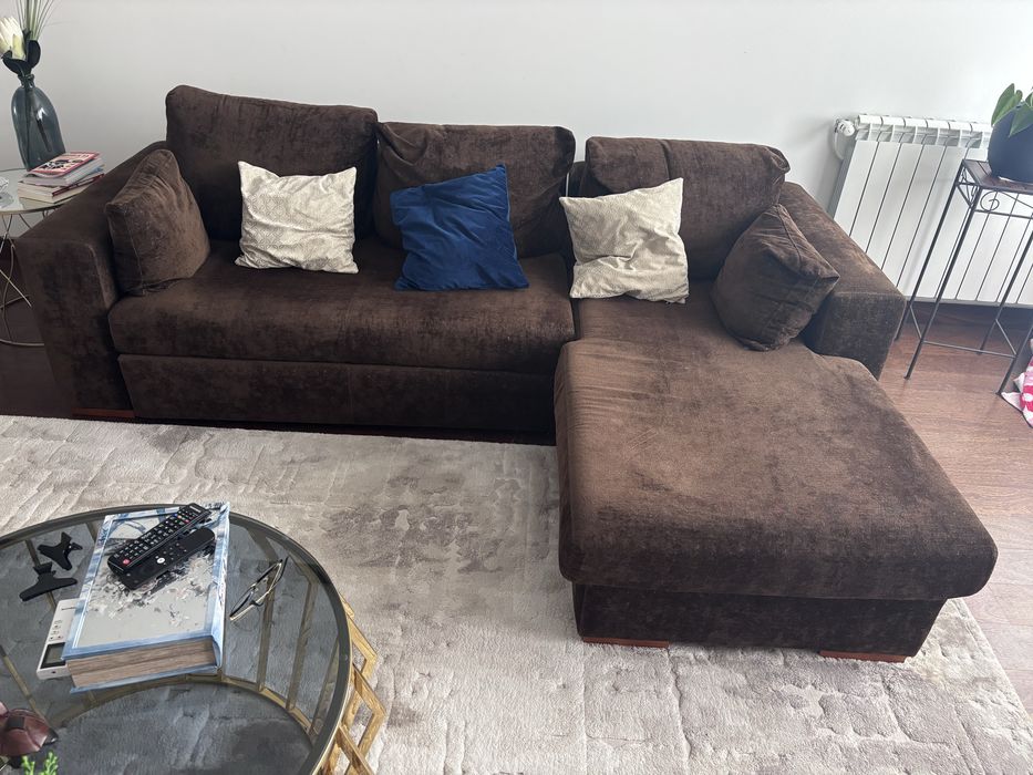 Sofa com chaisse de cor castanha