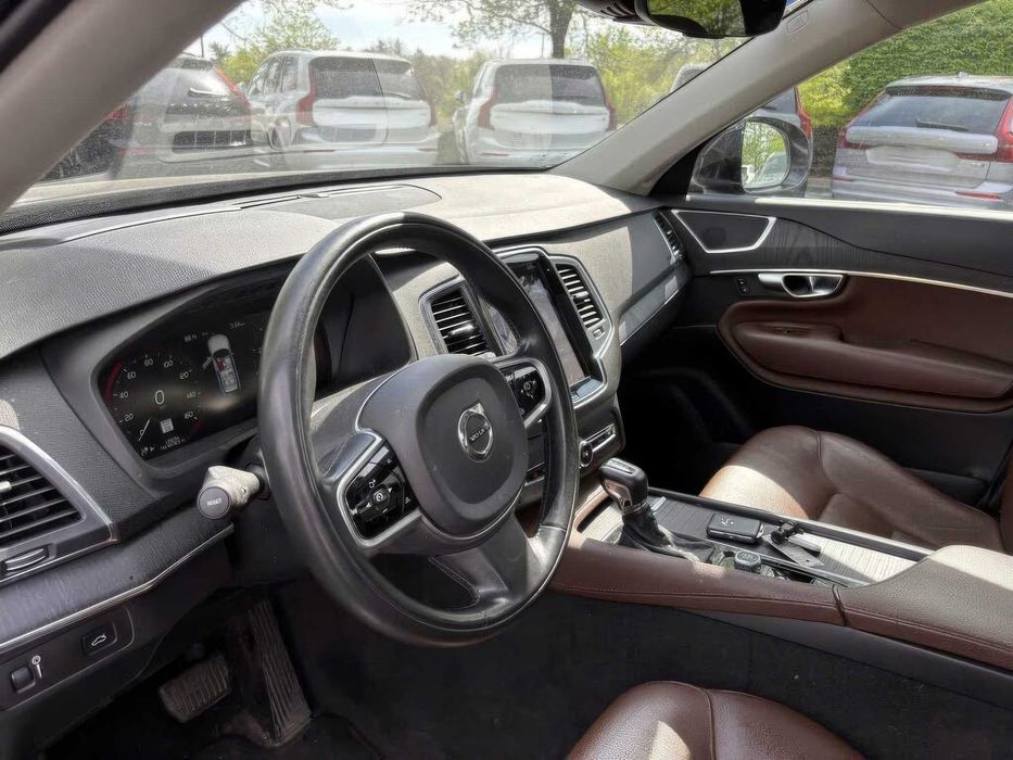 Volvo XC90      2021