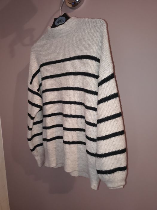 Sweter w paski firmy Sinsay