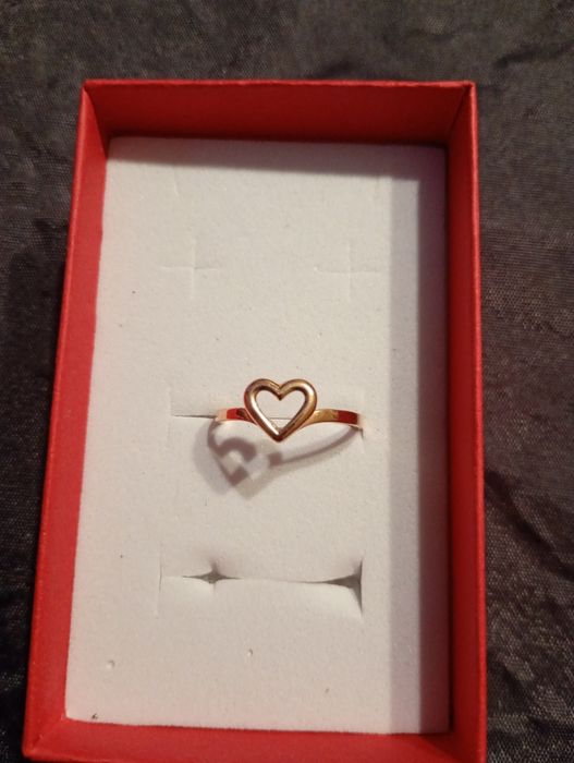 Złoty pierścionek.