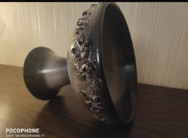 Naczynie postument z lawy.