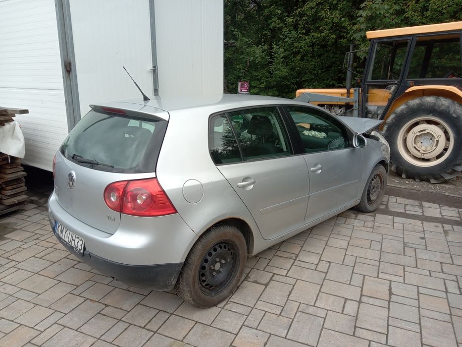 Golf V 2006 uszkodzony po kolizji