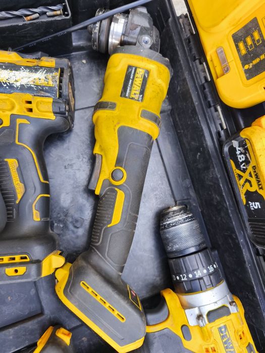 Б/У Набор аккумуляторного инструмента 4в1 в стиле  DeWalt гайковёрт,болгарка, шуруповёрт. 2 АКБ + зарядная станция