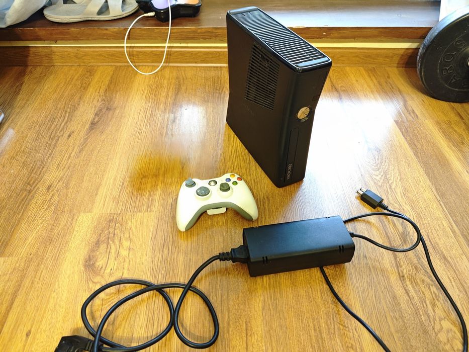 Xbox 360 250gb plus pad