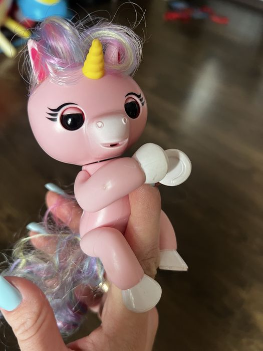 іграшка-робот WowWee Fingerlings у формі єдинорога.