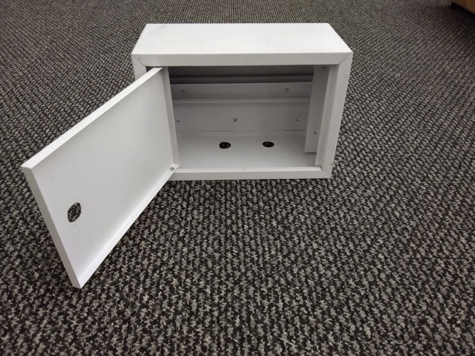 Продаю маленький сейф (без замка)