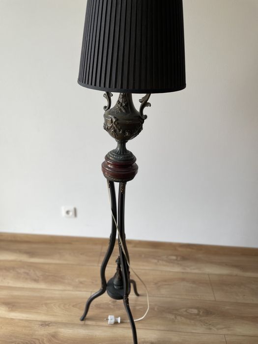 Piękna lampa stojąca ozdoba każdego wnętrza