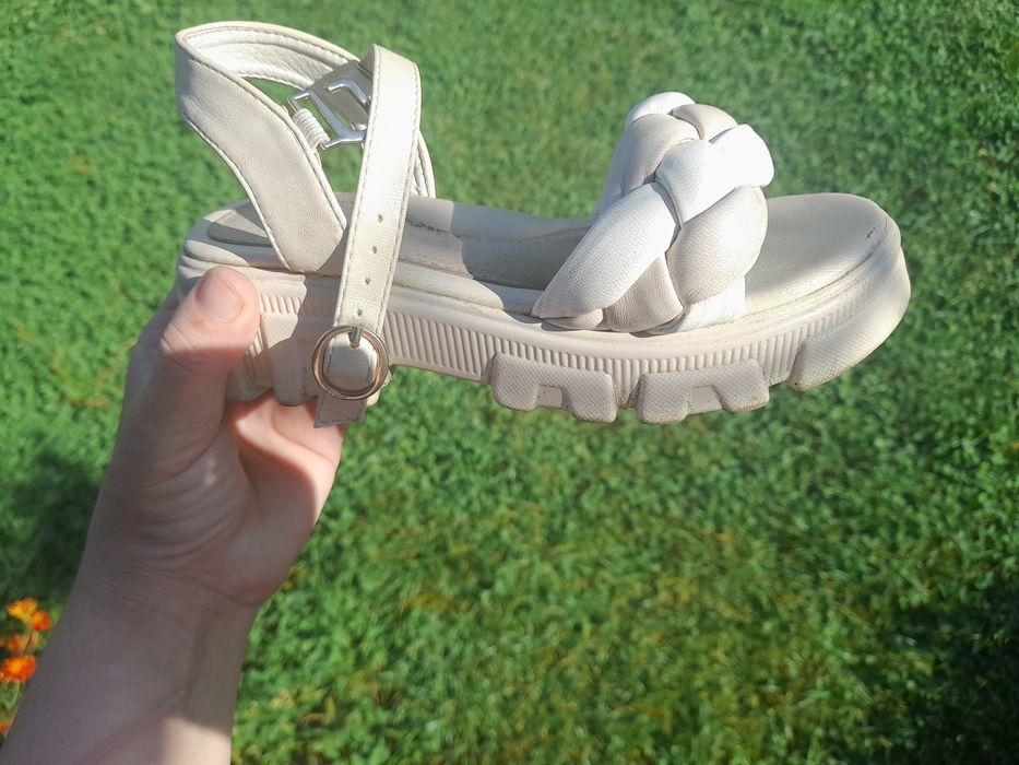 Взуття для дівчинки