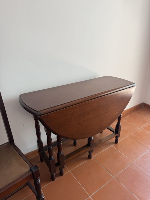 Vendo mesa e 5 cadeiras