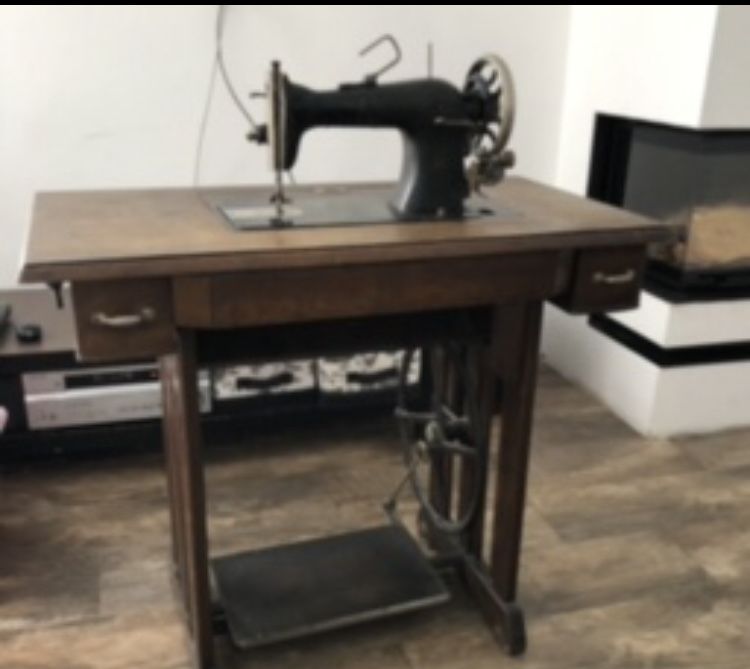 Maszyna do szycia Vesta z drewnianym blatem