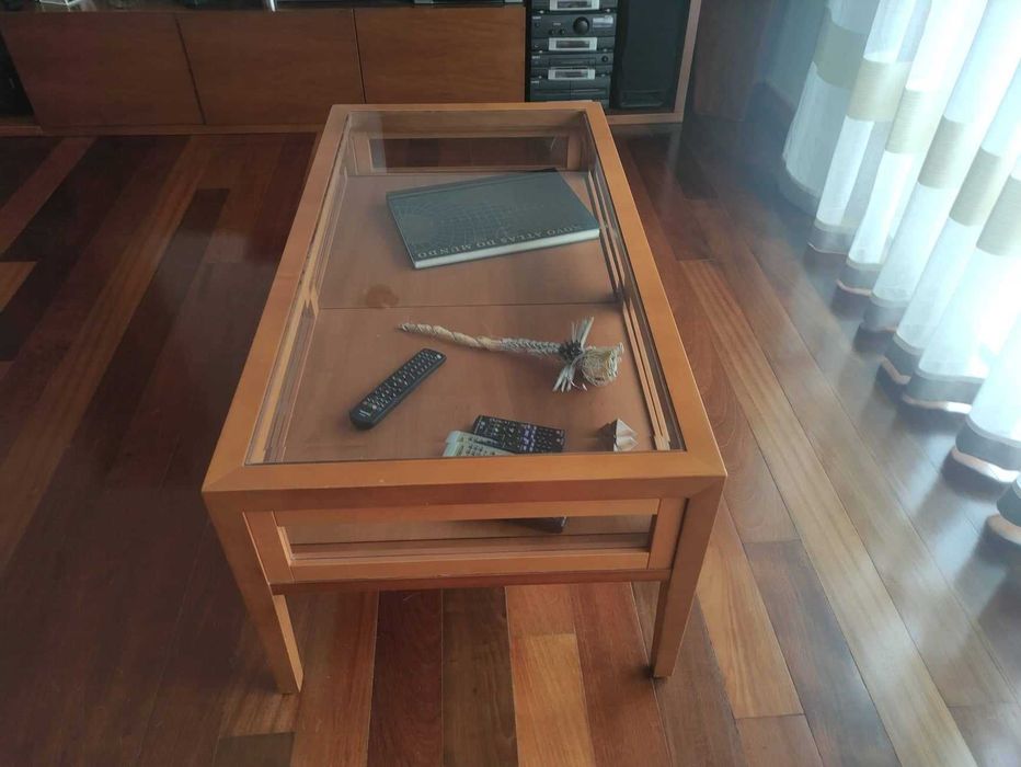 Mesa de centro em cerejeira com duas gavetas,como nova.
