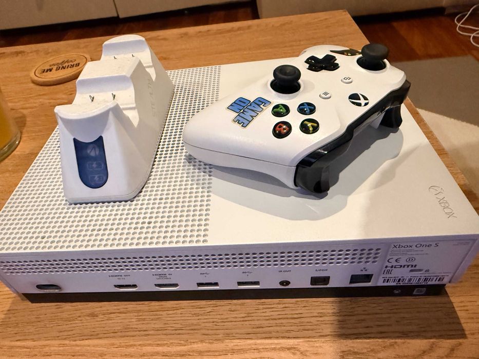 Xbox One S + 1 Comando + Base de Carregamento