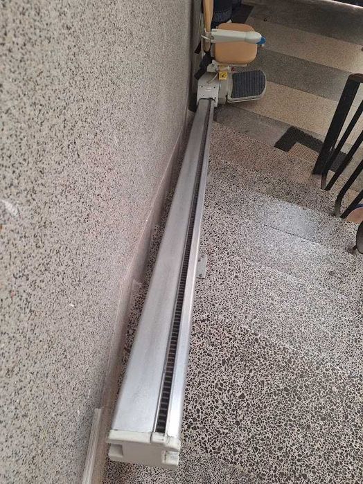 Cadeira Elevatória de Escada Reta (Para peças ou reparação)