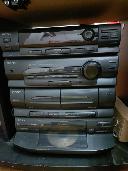 Aparelho de música com culunas e movel