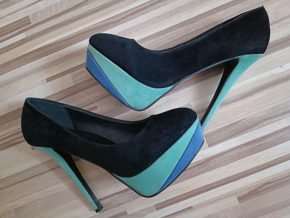 Szpilki na platformie