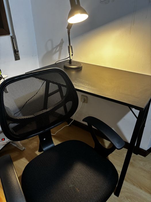 Secretaria com cadeira e candeeiro