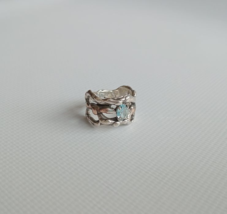 Унікальна срібна каблучка з блакитним топазом