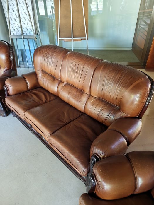 Vendo sofá cama com 2 poltronas. Pele genuína.