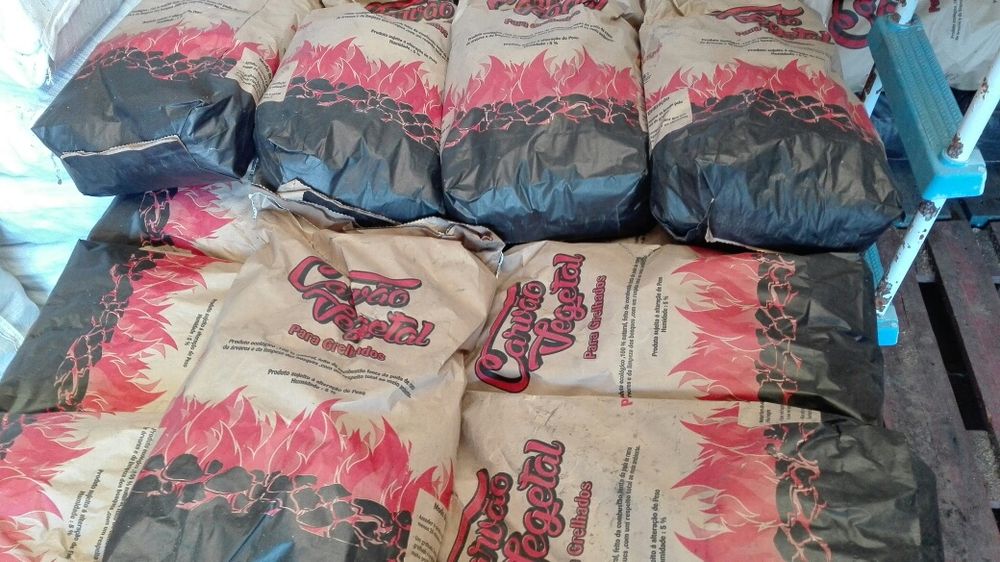 Carvão lenha pinhas