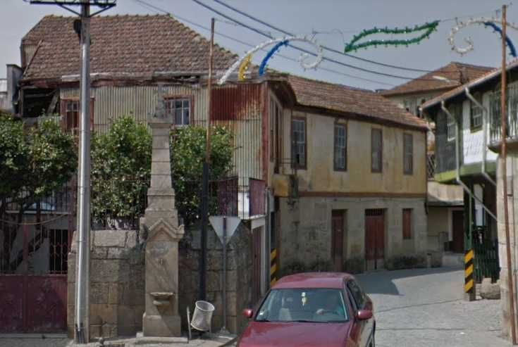 Casa para reconstrução em frente ao convento de Salzedas