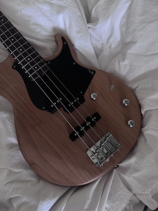 Бас гітара Yamaha bb234