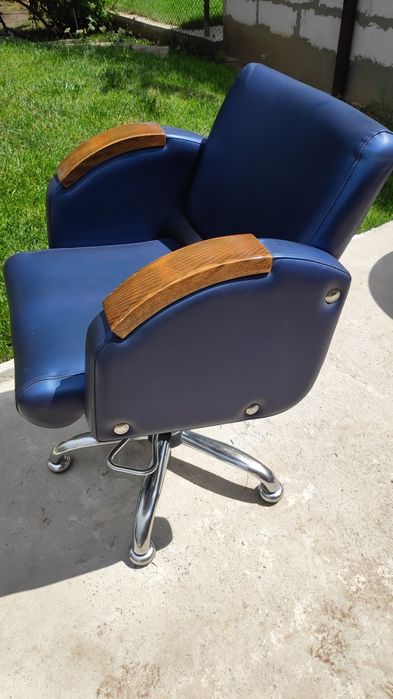 Продам перукарські крісла