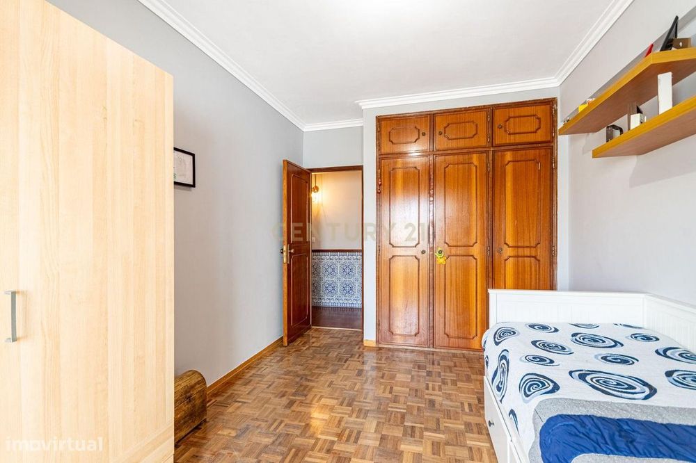 Apartamento T2 com elevador e varandas, em Algueirão-Mem Martins, Sint